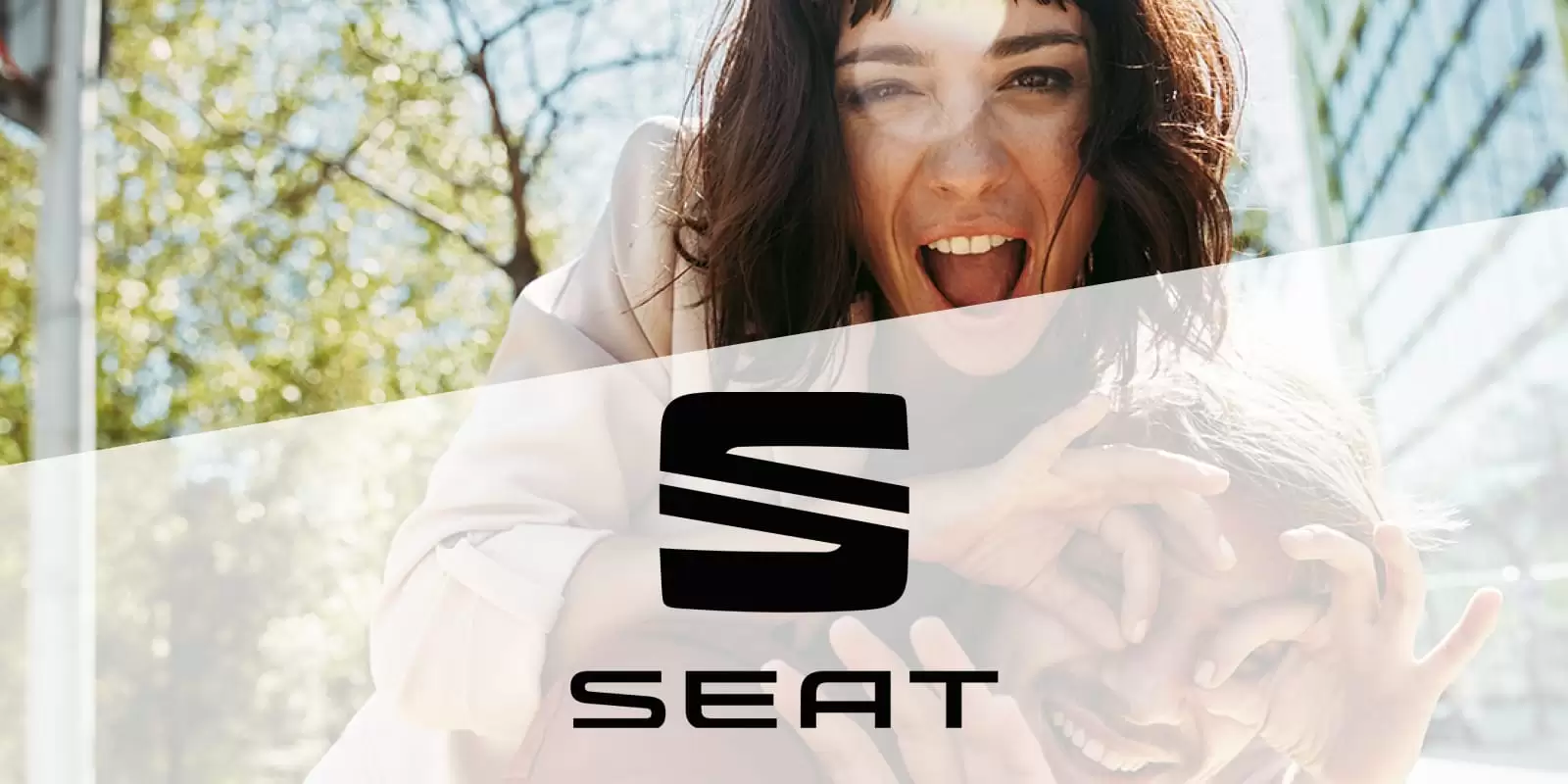 Una pareja sonriendo con el logo de SEAT