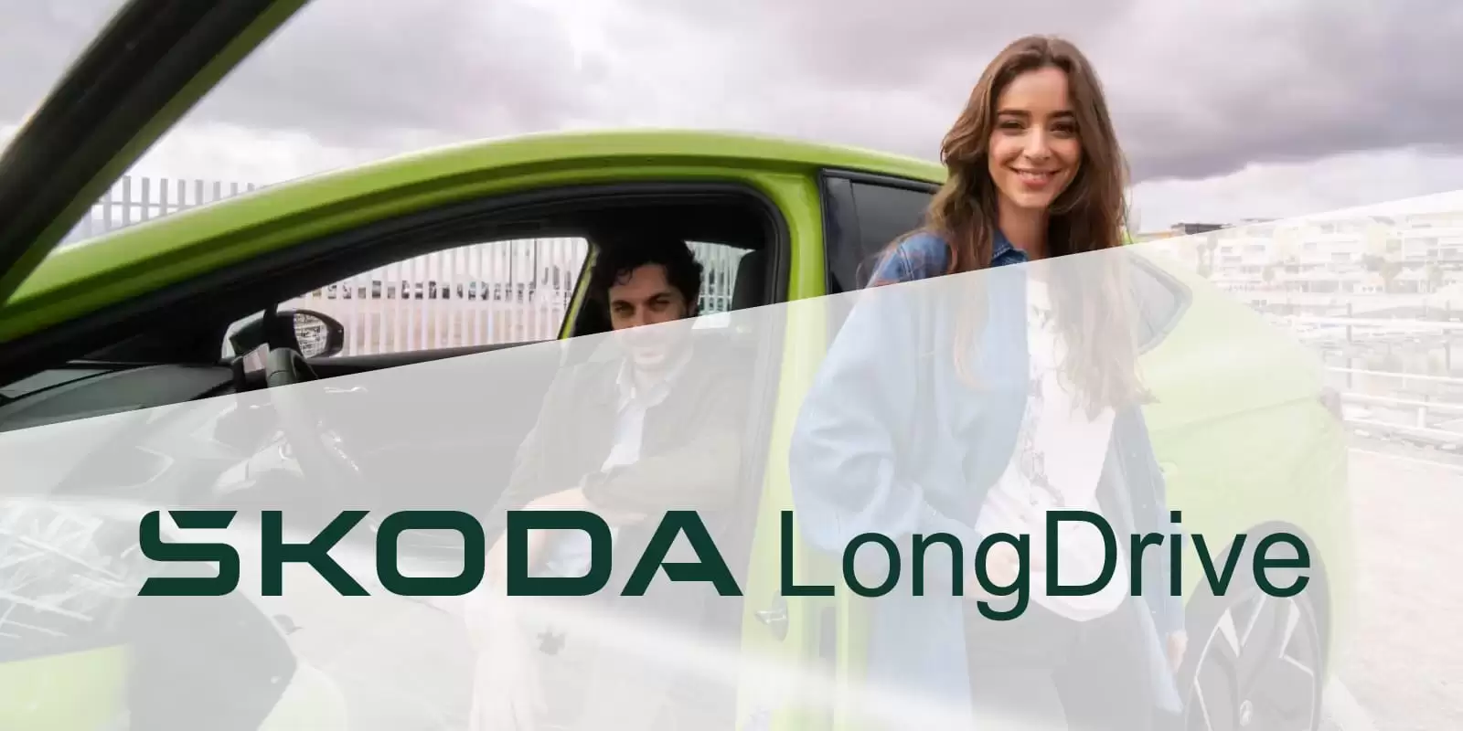 Una pareja en un coche con el logo de ŠKODA LongDrive 