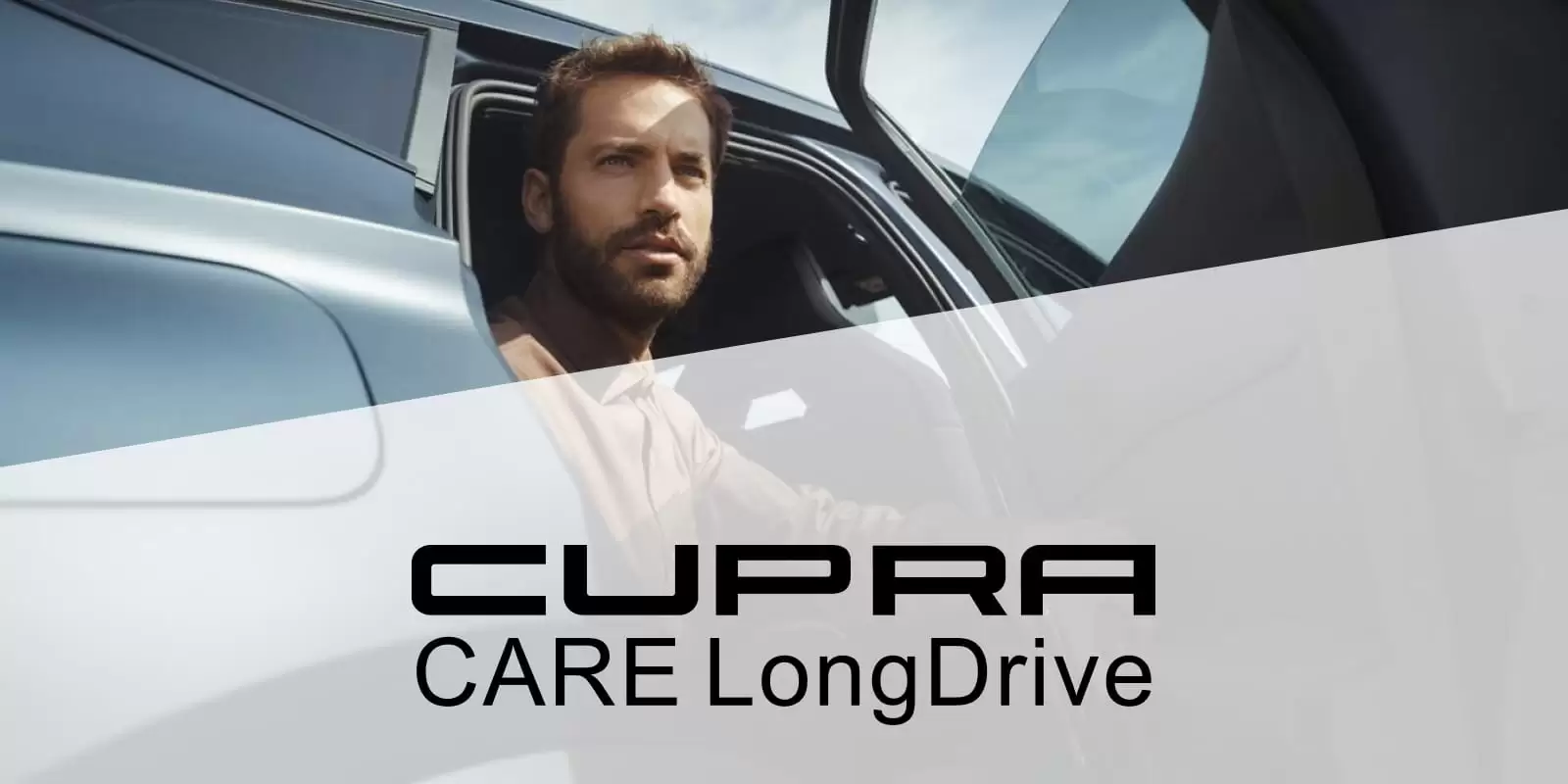 Una hombre sentado en un coche con el logo de CUPRA CARE LongDrive 